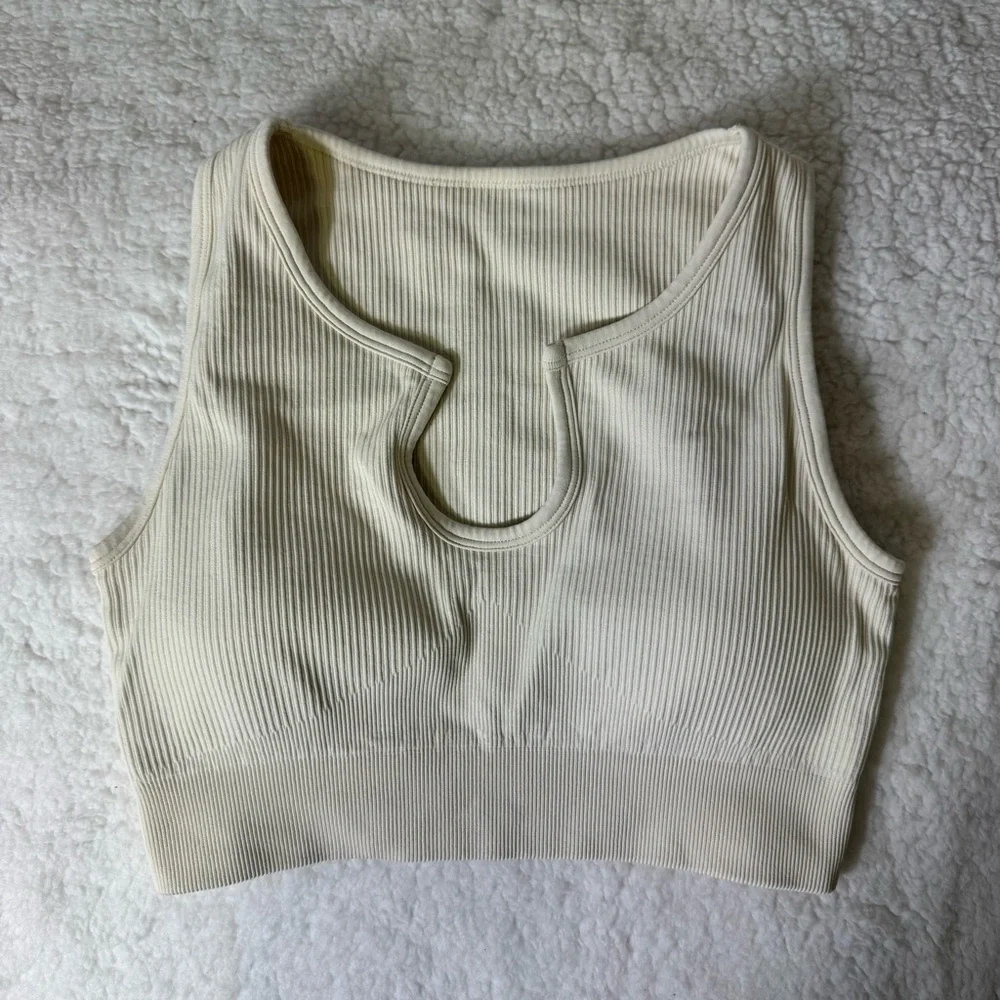 Ribbed Seamless Keyhole Sports Bra‎ Medium Cream Athletic Crop